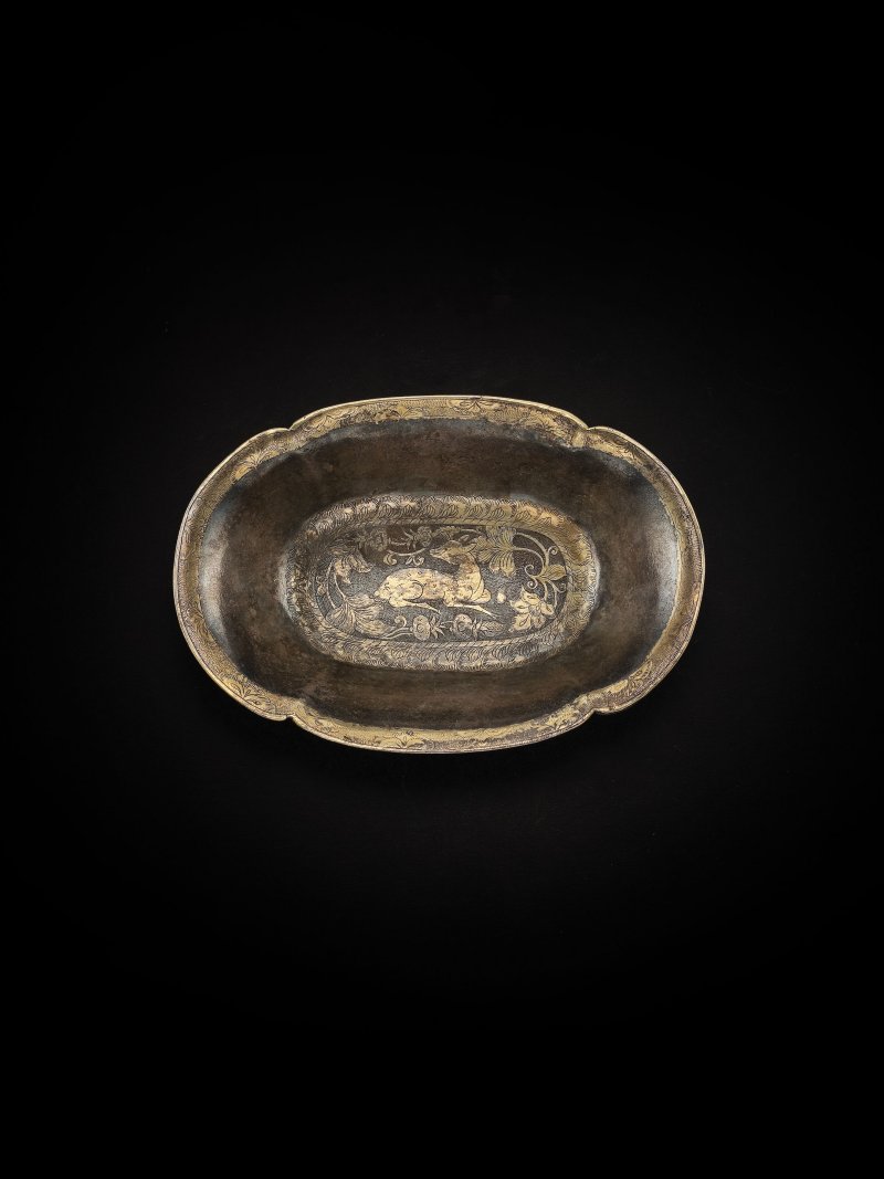 唐　局部銀鎏金鹿紋海棠碟 | A PARCEL-GILT SILVER 'DEER' LOBED DISH - 图4