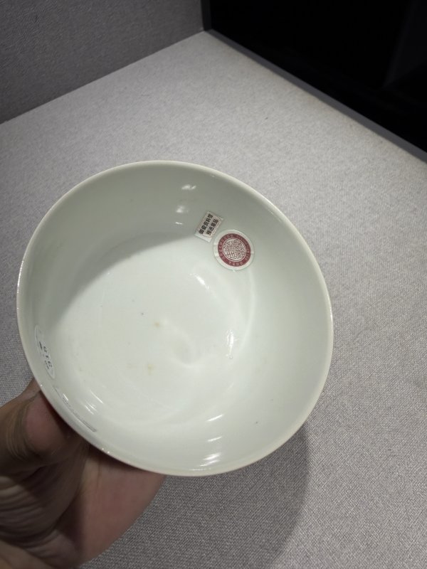 清道光 珊瑚红地洋彩开光花卉纹碗 - 图7