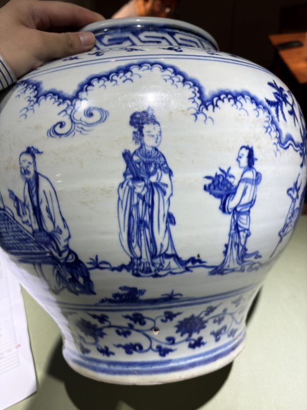 明早期 青花缠枝花卉三清对弈图大罐 - 图6