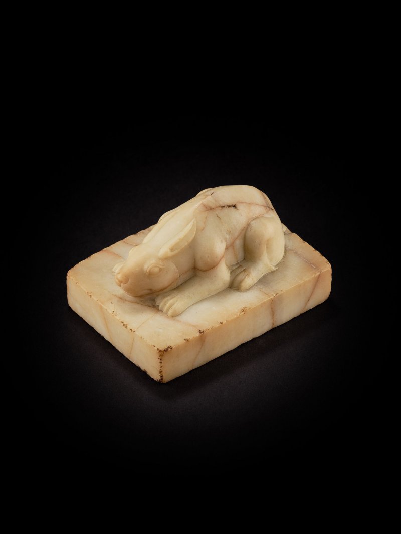 唐　大理石雕伏兔 | A CARVED WHITE MARBLE FIGURE OF A CROUCHING HARE