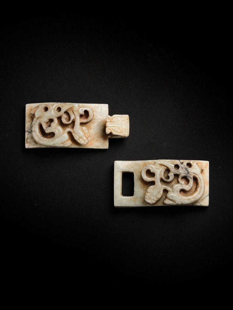 雞骨玉雕龍紋帶扣 一組兩件 | A SET OF 'CHICKEN BONE' JADE 'DRAGON' BUCKLES - 图6