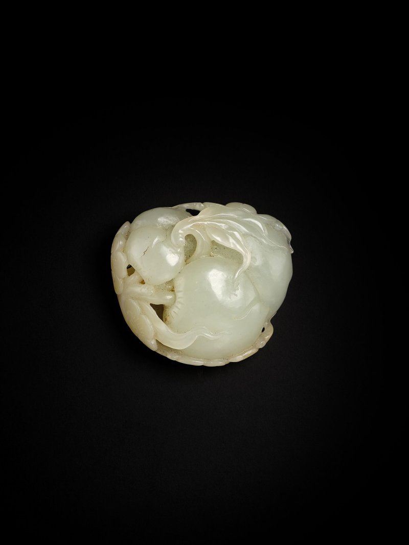 清十八/十九世紀　玉雕壽桃擺件 | A JADE CARVING OF A PEACH - 图3