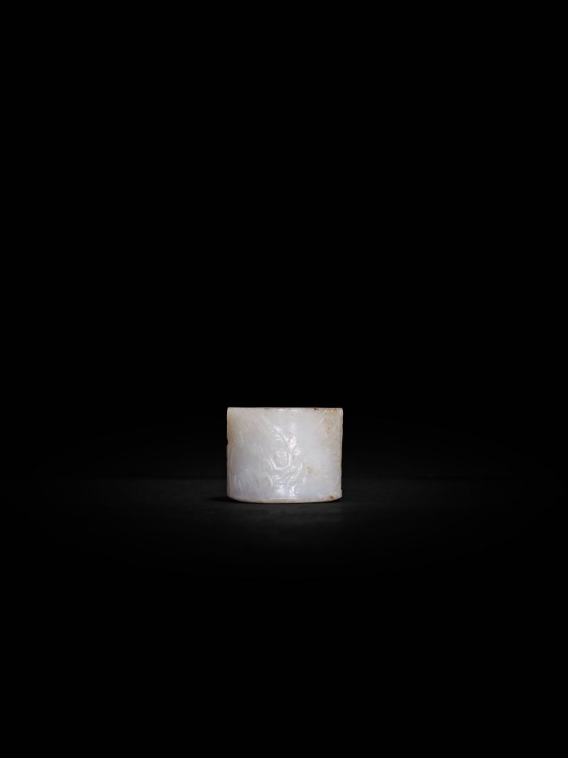 清　白玉春宮圖扳指 | A WHITE JADE 'EROTICA' THUMB RING - 图2