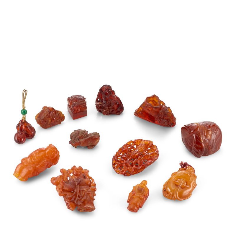 清末/二十世紀 琥珀及仿琥珀雕飾共十二件 | TWELVE MINIATURE AMBER AND RESIN CARVINGS AND PENDANTS