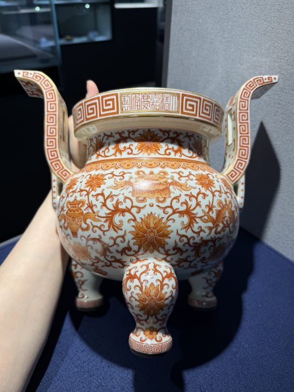 清嘉庆 矾红彩缠枝莲八吉祥纹朝冠耳炉 - 图5