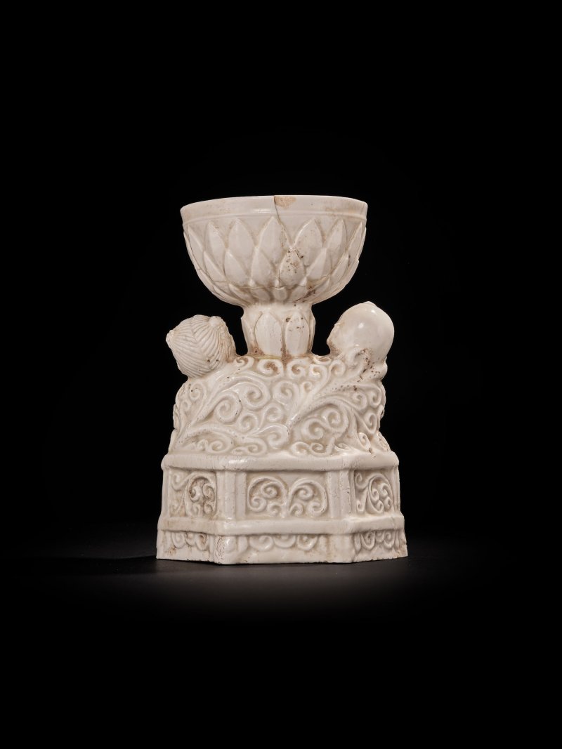 宋或較晚　定窯系白釉持蓮式童子燈 | A RARE DING-TYPE WHITE-GLAZED 'BOYS' OIL LAMP - 图2