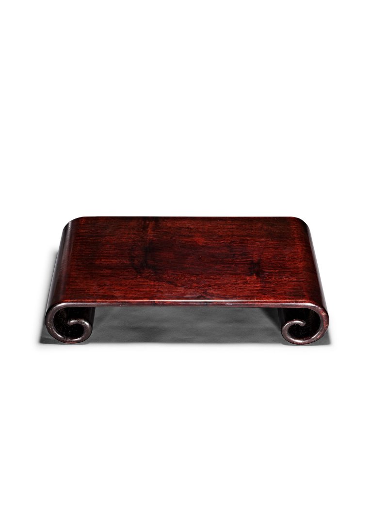 硬木書卷式几 及 硬木龍紋炕几式座 | A HARDWOOD SCROLL-FORM STAND AND A CARVED HARDWOOD 'DRAGON' STAND - 图9