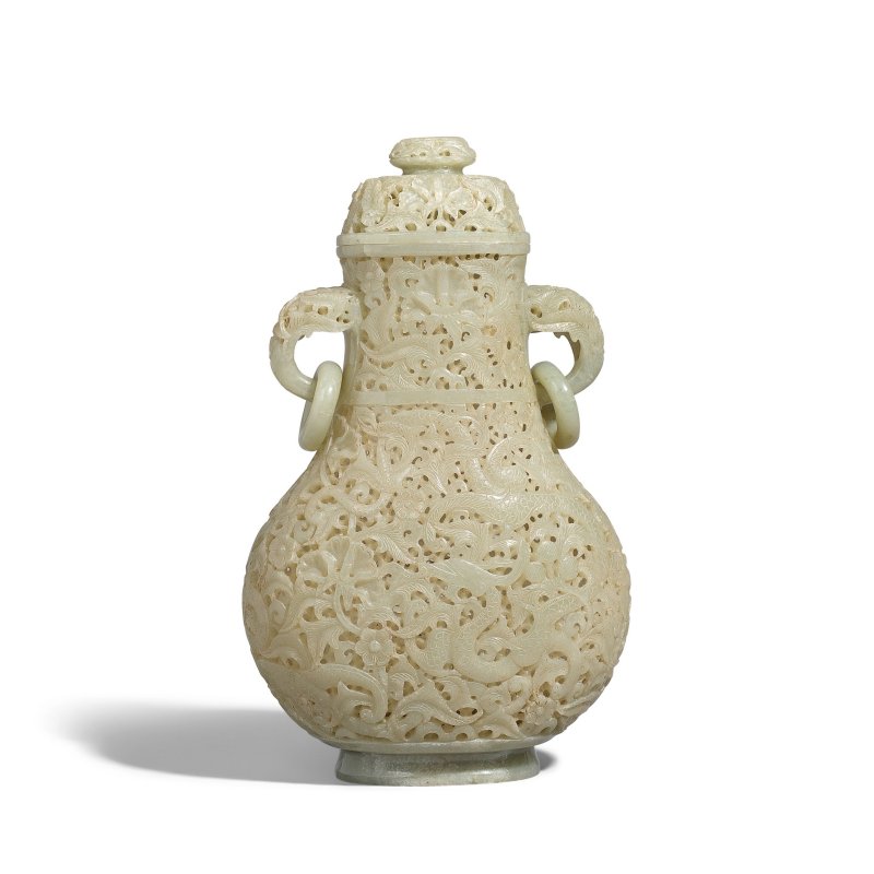 二十世紀 蒙兀兒式玲瓏玉雕花卉紋活環耳蓋瓶 | A MUGHAL-STYLE CELADON JADE RETICULATED VASE AND COVER WITH RING HANDLES - 图4