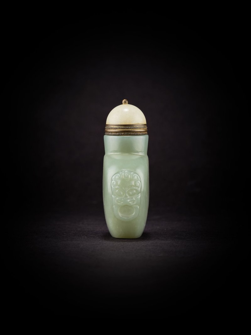 清十八/十九世紀　青白玉鼻煙壺 | A PALE GREEN JADE SNUFF BOTTLE - 图4