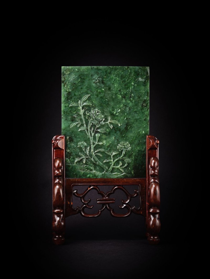清十九世紀　碧玉人物仙家祝壽圖插屏一對 | A PAIR OF SPINACH GREEN JADE 'FIGURES IN LANDSCAPE' PANELS - 图5