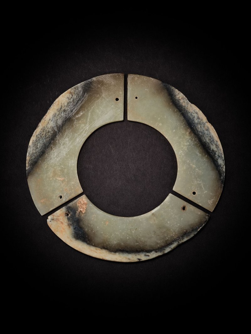 新石器時代　三璜聯璧 | A SET OF THREE ARCHAIC JADE ARC-SHAPED PENDANTS, HUANG - 图3
