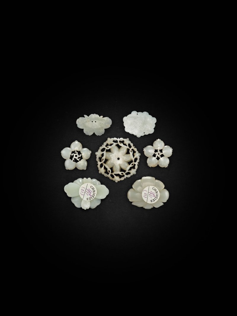 明/清　玉花片一組七件 | A GROUP OF SEVEN JADE FLORAL ORNAMENTS - 图4