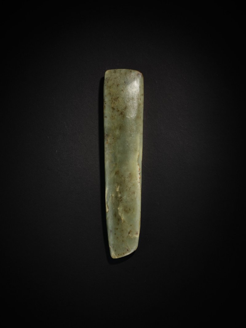 新石器時代　玉斧形器 | A JADE AXE-FORM ORNAMENT