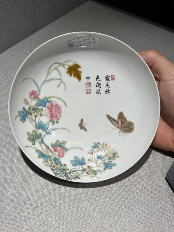 民国 珐琅彩过枝蝴蝶牡丹御题诗文盘一对 - 图13