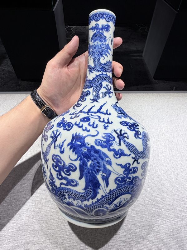 清中期 青花海水江崖云龙纹长颈瓶 - 图6