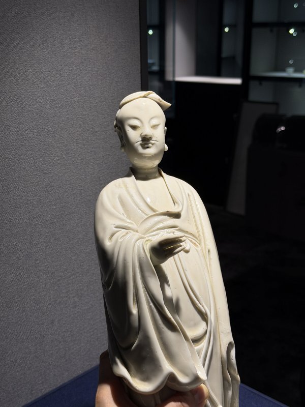 明 何朝宗制德化白瓷高士立像 - 图5
