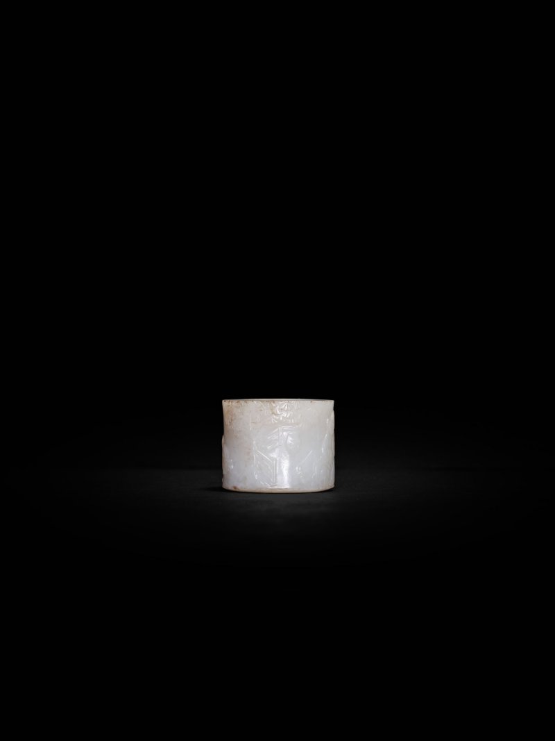 清　白玉春宮圖扳指 | A WHITE JADE 'EROTICA' THUMB RING - 图3