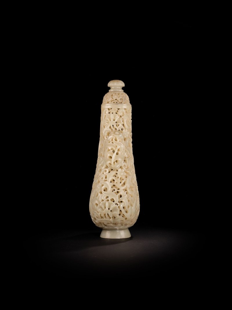 二十世紀　白玉鏤雕蓋瓶 | A WHITE JADE RETICULATED VASE AND COVER - 图8