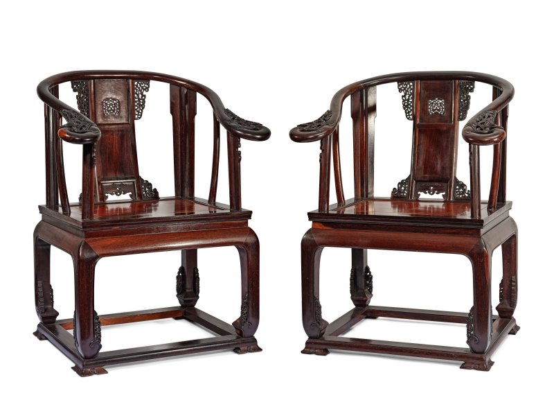硬木鑲癭木椅成對 及 硬木鑲癭木炕几 | A PAIR OF BURLWOOD-INSET HARDWOOD ARMCHAIRS AND A BURLWOOD-INSET HARDWOOD KANG TABLE - 图2