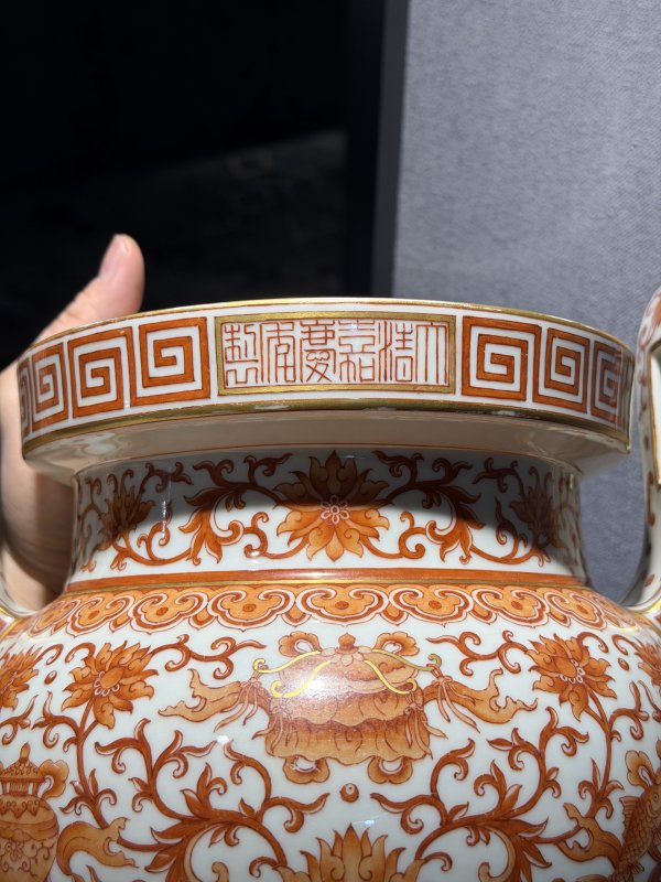清嘉庆 矾红彩缠枝莲八吉祥纹朝冠耳炉 - 图6