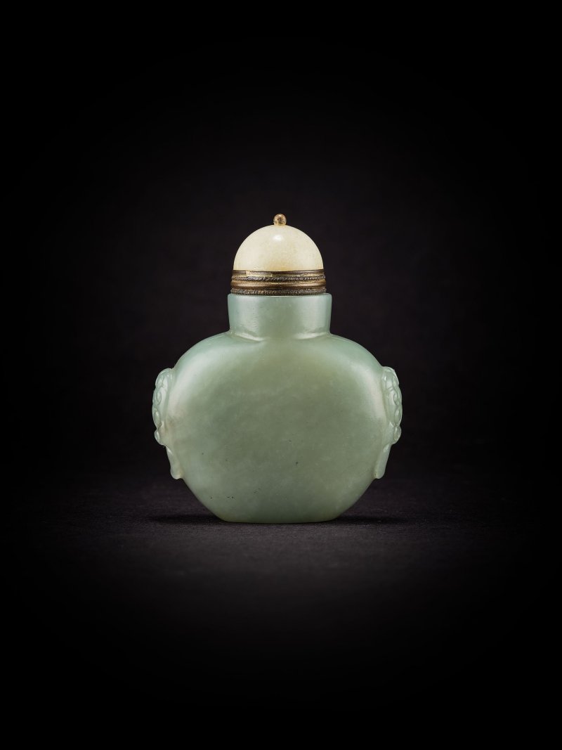 清十八/十九世紀　青白玉鼻煙壺 | A PALE GREEN JADE SNUFF BOTTLE - 图5