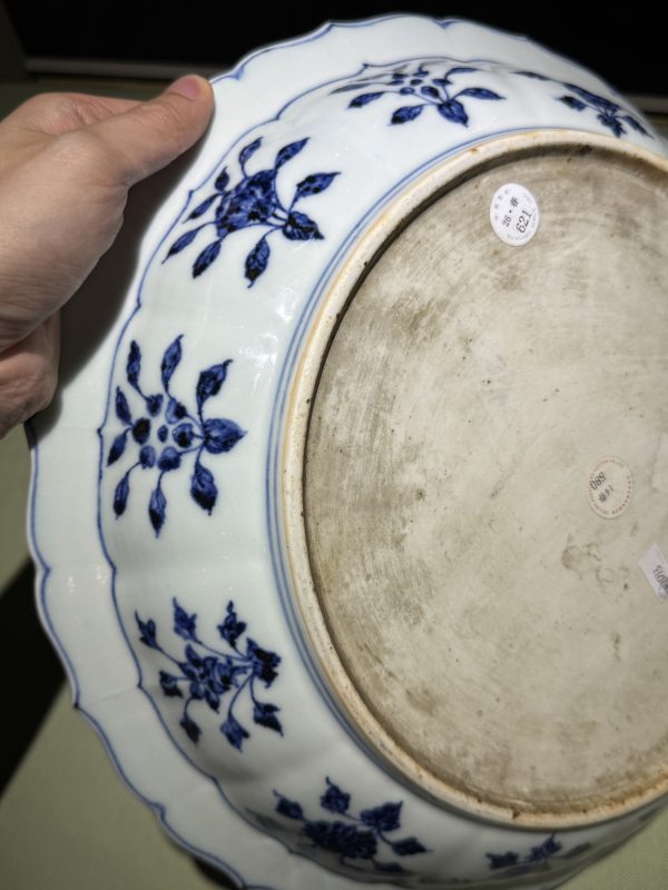 明永乐 青花缠枝四季花卉折沿海浪菱口盘 - 图22