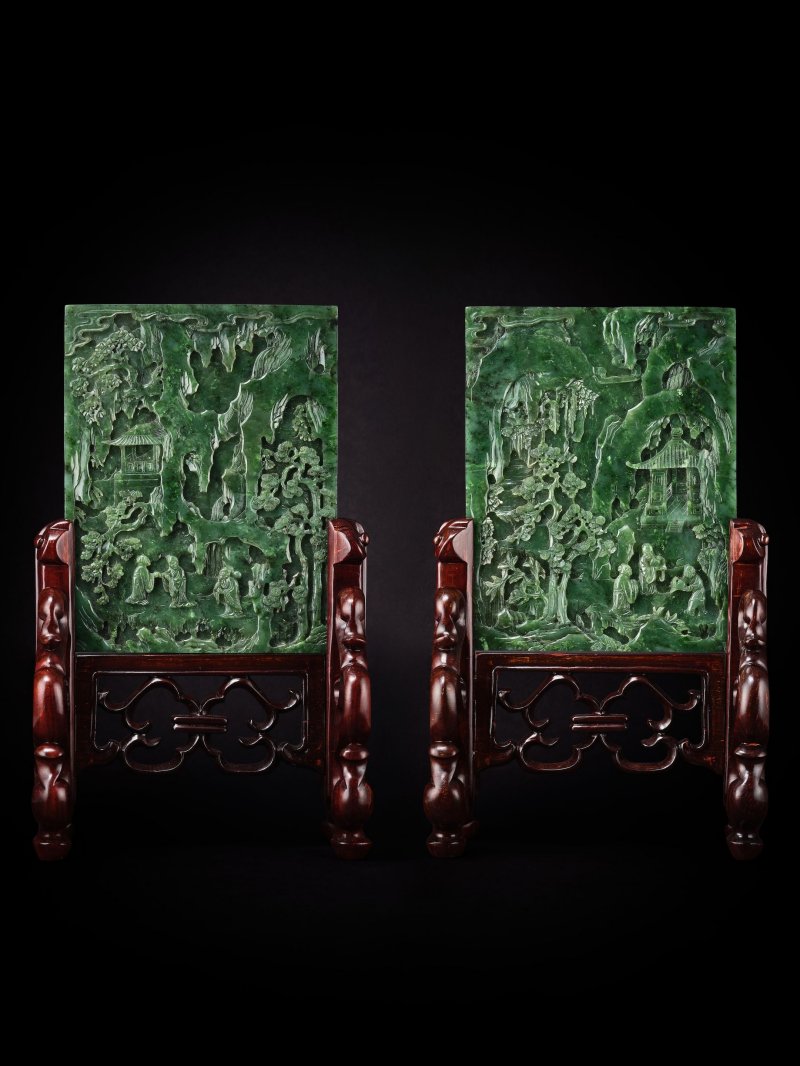 清十九世紀　碧玉人物仙家祝壽圖插屏一對 | A PAIR OF SPINACH GREEN JADE 'FIGURES IN LANDSCAPE' PANELS - 图6