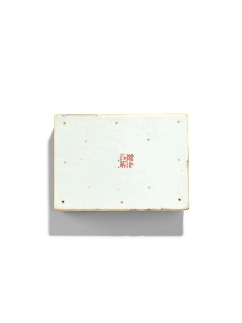二十世紀　黃地墨彩靈仙祝壽紋長方蓋盒 | A YELLOW-GROUND GRISAILLE-DECORATED RECTANGULAR BOX AND COVER - 图10