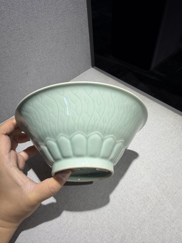 清乾隆 旭华堂款粉青釉荷叶碗 - 图4