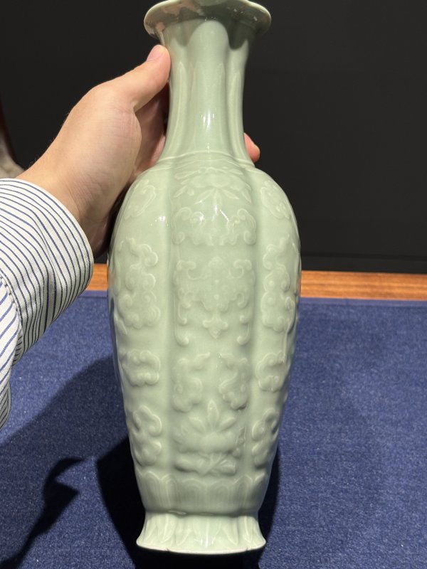 清乾隆 粉青釉模印福寿纹海棠瓶 - 图5