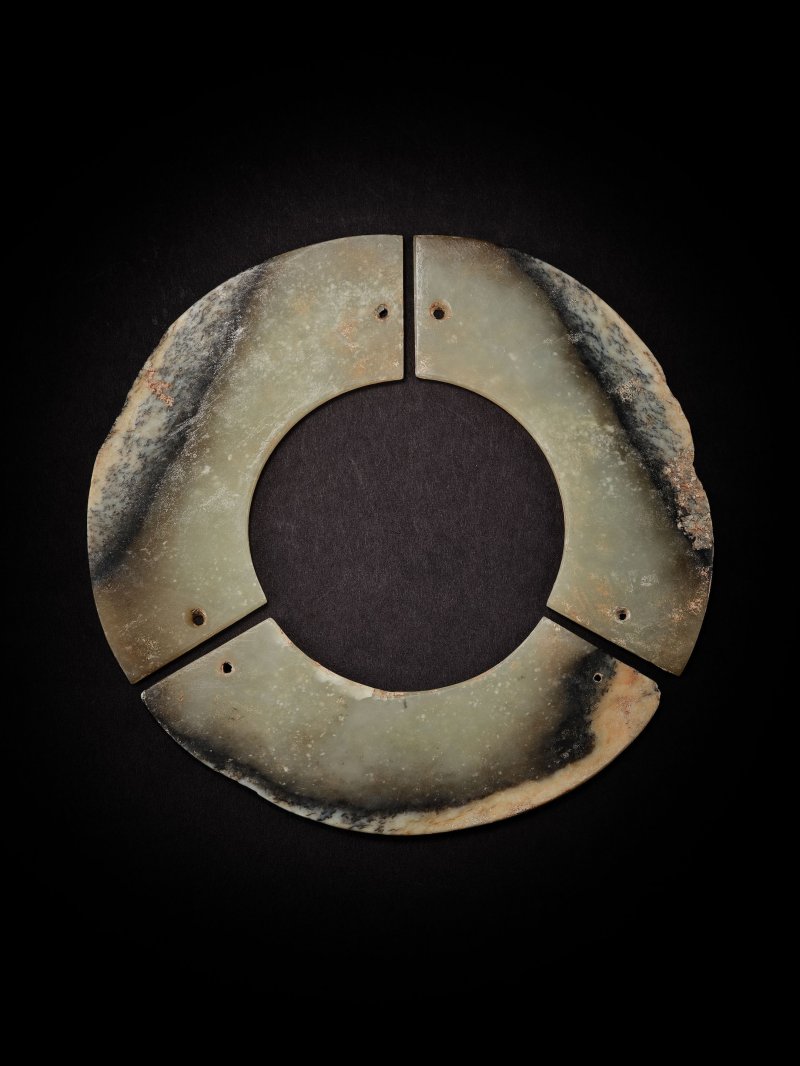 新石器時代　三璜聯璧 | A SET OF THREE ARCHAIC JADE ARC-SHAPED PENDANTS, HUANG - 图4
