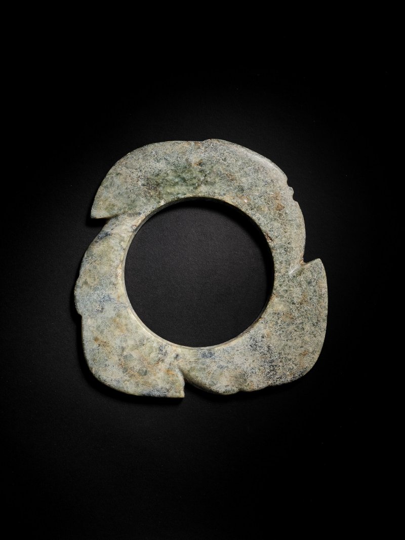新石器時代　玉璇璣 | AN ARCHAIC GREENISH-GREY JADE NOTCHED DISC, XUANJI - 图3