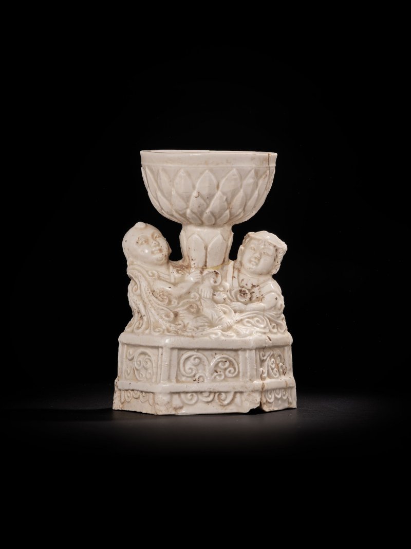 宋或較晚　定窯系白釉持蓮式童子燈 | A RARE DING-TYPE WHITE-GLAZED 'BOYS' OIL LAMP - 图4