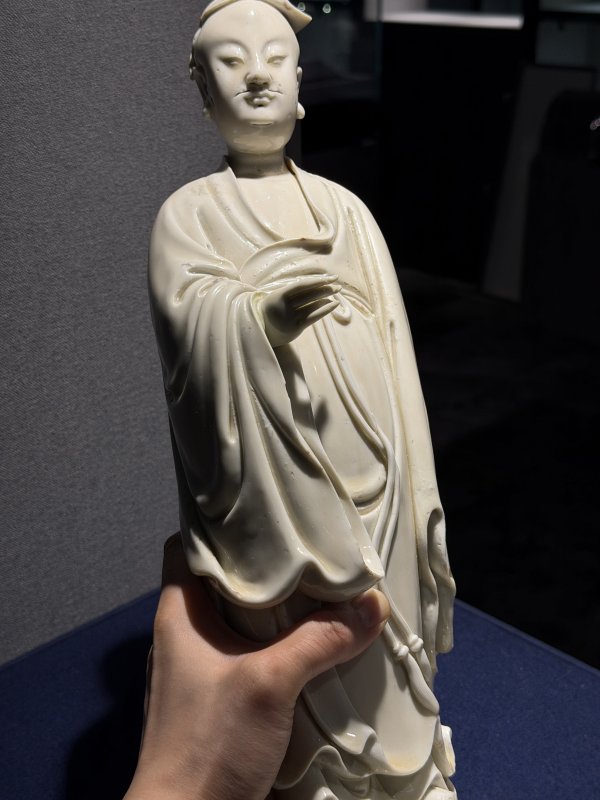 明 何朝宗制德化白瓷高士立像 - 图6