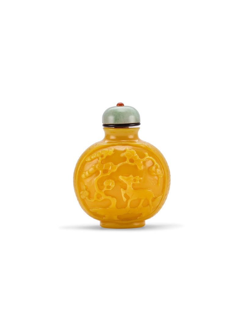 清　黃料鹿鶴同春圖鼻煙壺 | A YELLOW GLASS 'LONGEVITY' SNUFF BOTTLE
