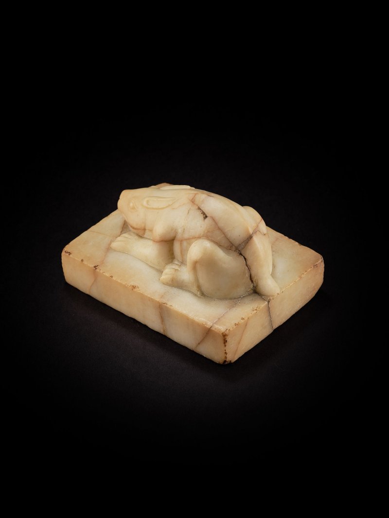 唐　大理石雕伏兔 | A CARVED WHITE MARBLE FIGURE OF A CROUCHING HARE - 图4