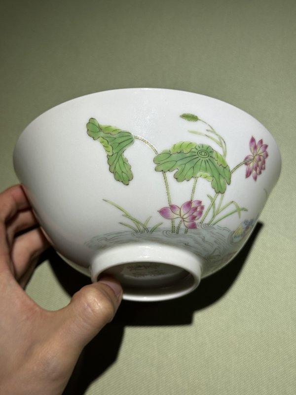 清道光 慎德堂制 粉彩满池娇纹碗一对 - 图26