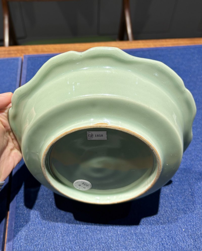 明 龙泉粉青釉葵瓣式折沿洗 - 图7