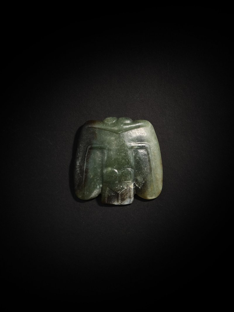 商　玉鳥形佩 | A JADE BIRD-FORM PENDANT