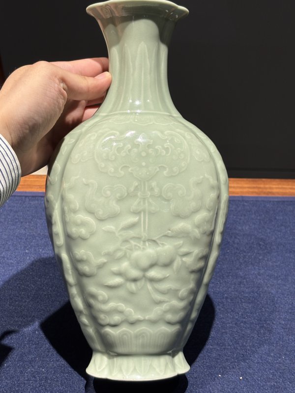 清乾隆 粉青釉模印福寿纹海棠瓶 - 图6