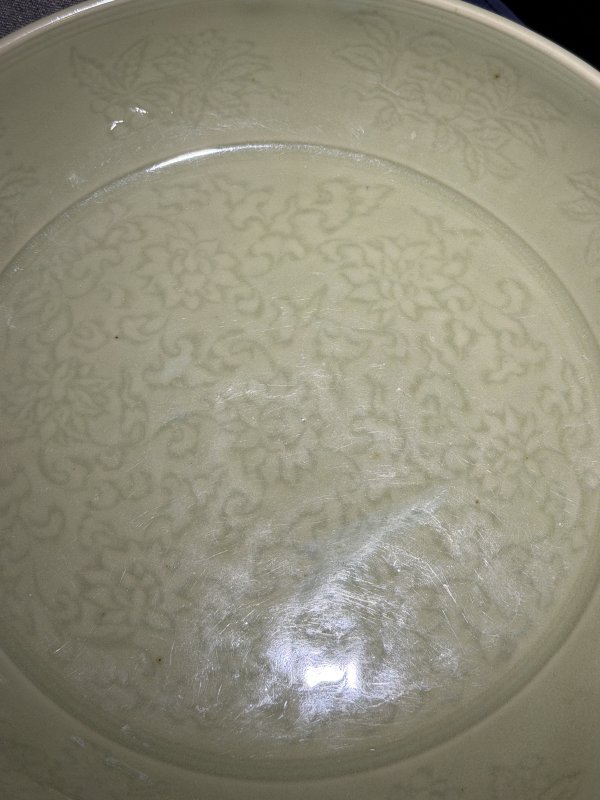 明初 处州龙泉缠枝花卉大盘 - 图4
