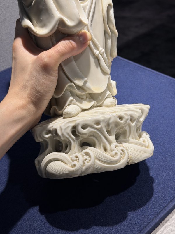 明 何朝宗制德化白瓷高士立像 - 图7