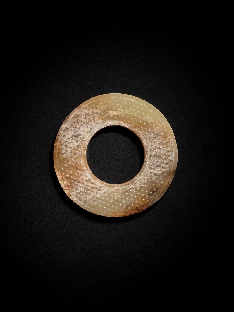 漢　青玉榖紋環 | A SMALL CELADON JADE DISC, HUAN