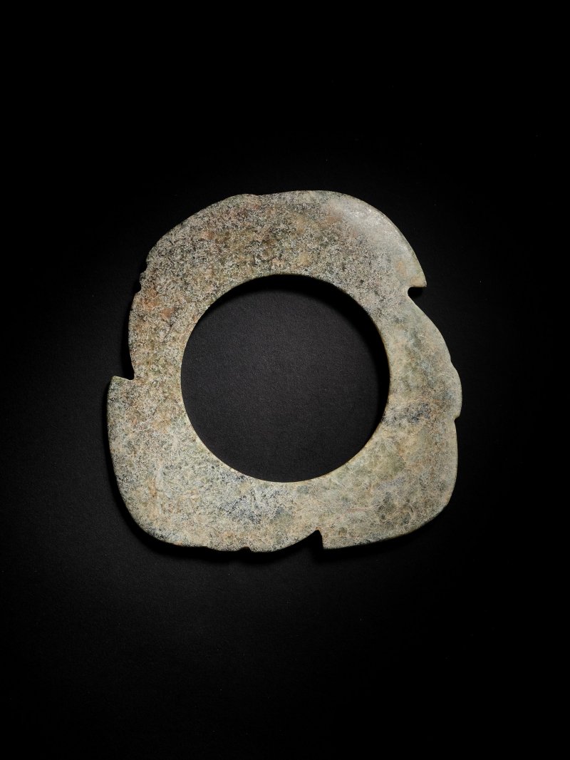 新石器時代　玉璇璣 | AN ARCHAIC GREENISH-GREY JADE NOTCHED DISC, XUANJI - 图4