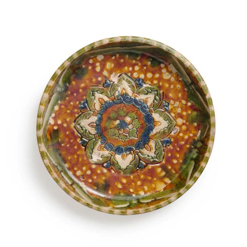 二十世紀仿唐 三彩加藍寳相紋陶盤 | A SANCAI-GLAZED POTTERY DEEP DISH