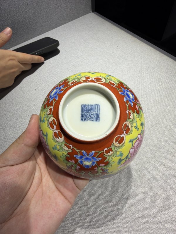 清道光 珊瑚红地洋彩开光花卉纹碗 - 图11