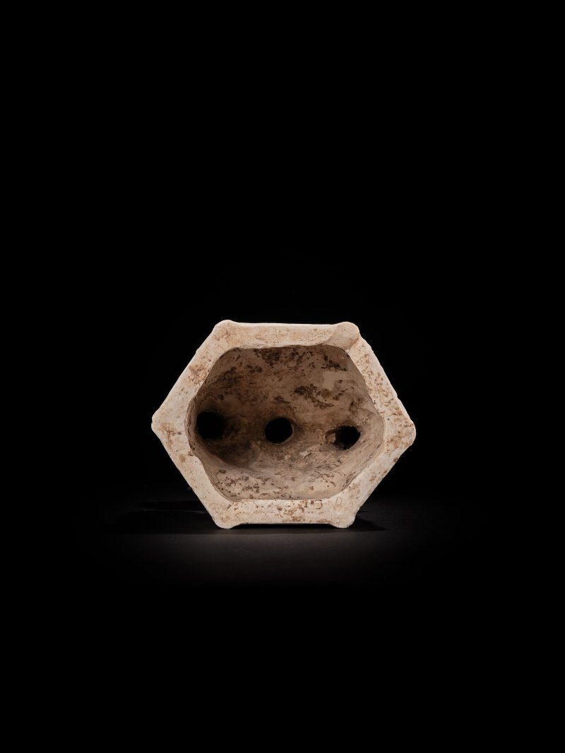 宋或較晚　定窯系白釉持蓮式童子燈 | A RARE DING-TYPE WHITE-GLAZED 'BOYS' OIL LAMP - 图6
