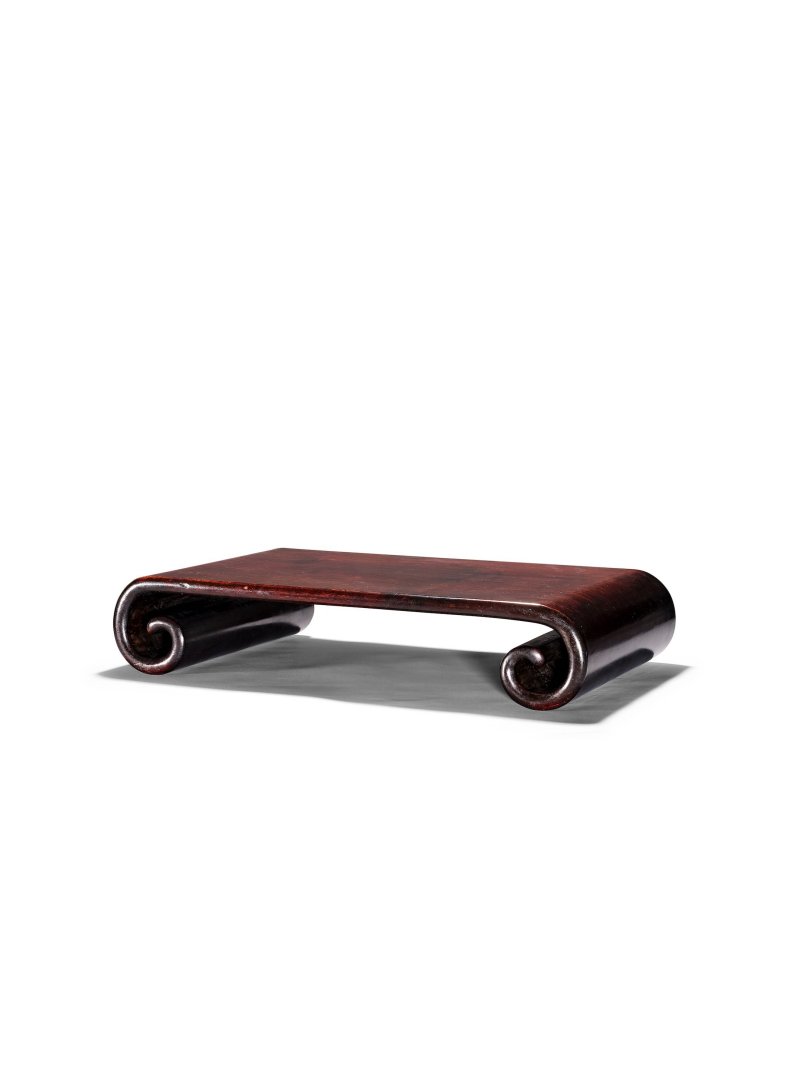 硬木書卷式几 及 硬木龍紋炕几式座 | A HARDWOOD SCROLL-FORM STAND AND A CARVED HARDWOOD 'DRAGON' STAND - 图13
