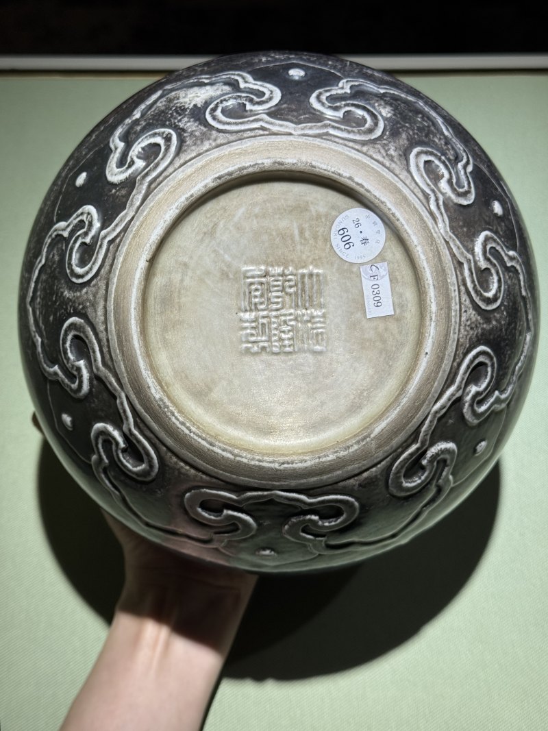 清乾隆 瓷胎仿银釉四方铺首万寿无疆钵式炉 - 图18