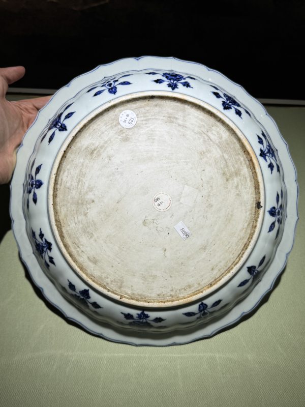 明永乐 青花缠枝四季花卉折沿海浪菱口盘 - 图24